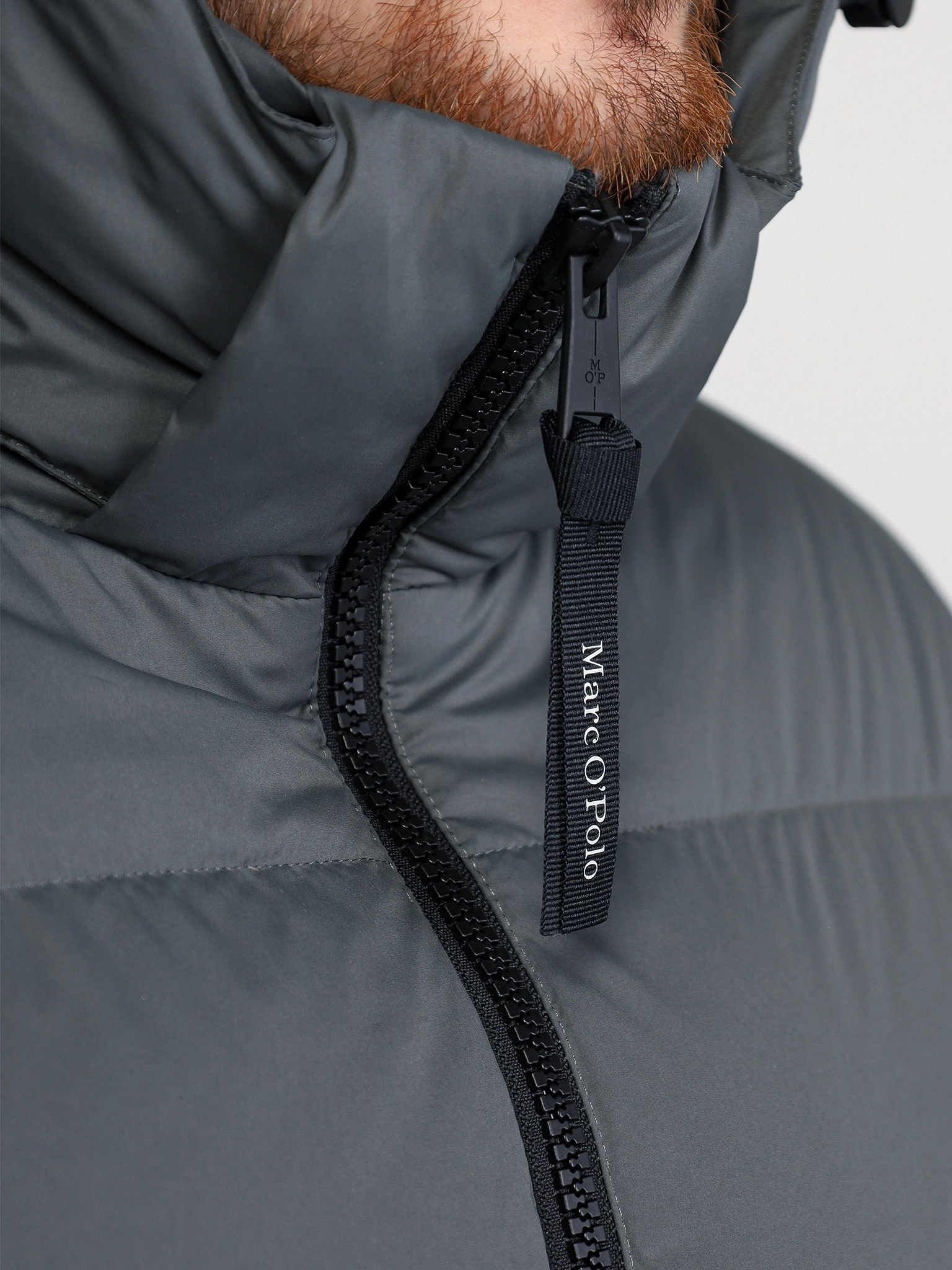 Куртка утепленная зеленого цвета с капюшоном